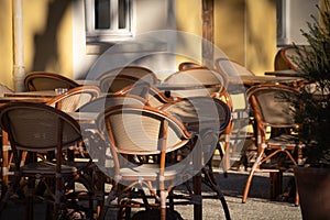 Chaises et tables vides de cafÃÂ© de rue ÃÂ  Paris photo